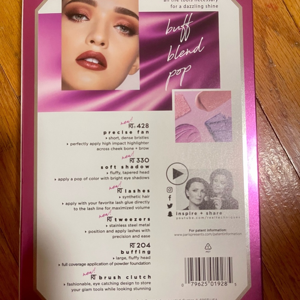 Real Techniques Limited Edition Brush and Eyelash Set - Picture 2 of 2